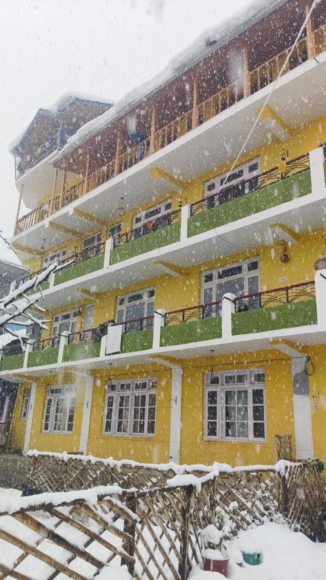 The Homstel Manali Vandrarhem Exteriör bild